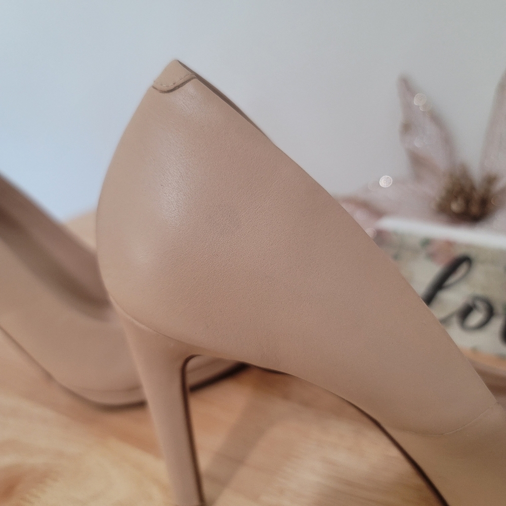 Bannana Republic Cream Stilettos size 7. With a 4 inch heel. Very crisp. - Picture 12 of 17